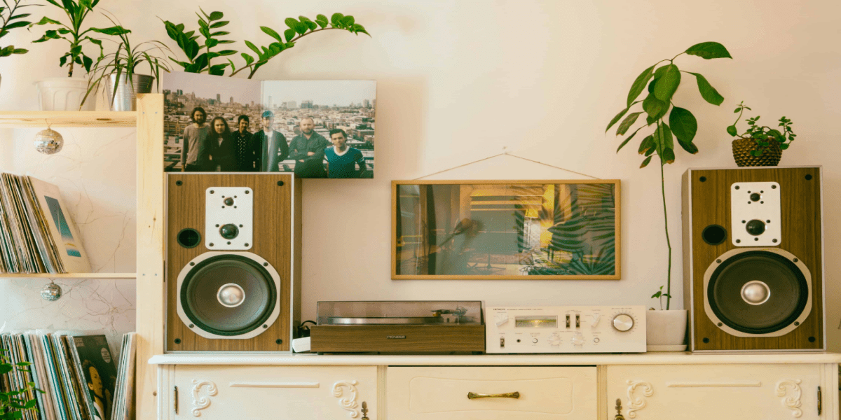 What are bookshelf speakers